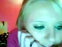 Elle Montre Ses Seins Pendant Un Chat Webcam