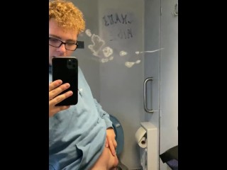 deutscher schwuler junge wichst sich einen in einer Zug Toilette