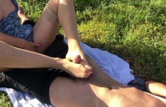 Unerwarteter Footjob bei Tinder Date - Heißes Mädel leckt Sperma von ihren Halterlosen (TinaDanger)