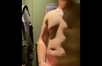 Deutscher Schwuler Junge geht in eine 5 Sterne Hotel Toilette und wichst sich einen