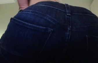Jeans fetish - milf in tight jeans shows her ass