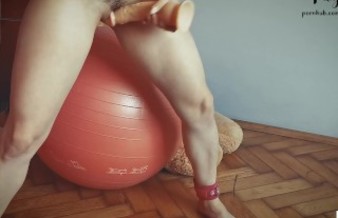 Sporty teen with slim body masturbate her pussy on a fitness ball - Tacy Tight