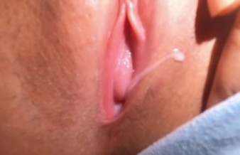 Jovencita latina frota su pequeño coño mojado después de tener un orgasmo