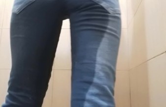 Soaked my Tight Jeans With my Long Pee