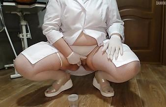 Пухлая медсестра в латексных перчатках мастурбирует и сдает анализ мочи