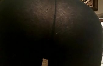 LOUD, NASTY JUICY WET BUBBLY FART IN TIGHT YOGA PANTS