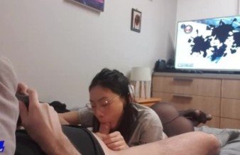 June Liu 刘玥 / SpicyGum - Chinese Teen Giving Blow Job to SexFriend While Playing Mario Kart (Asian)
