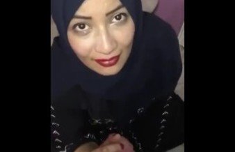 Arab girl in hijab blowjob