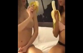 Sexy girl show tits in periscope