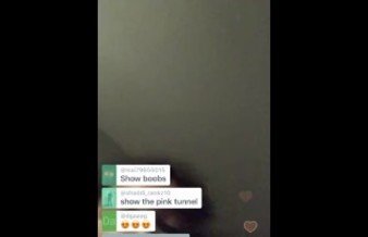 Girl twerks and shows tits in periscope
