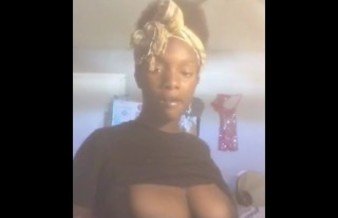 Black Teen Flash titties on Periscope
