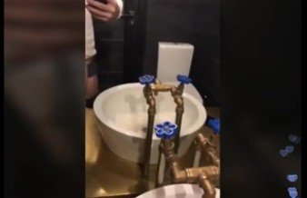 Секс в туалете кафе показан в Periscope