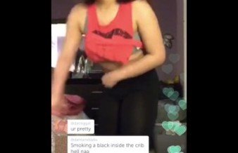 Periscope girl shows off ass in leggings