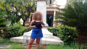 EBONY FLASHING AT DONWTOWN AND DO PUBLIC BLOWJOB