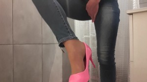 Wetting my Jenas all go to my shoes I show you when get off my high heels and rub my clit by heels