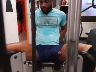 This guy has a dick slip in the gym
