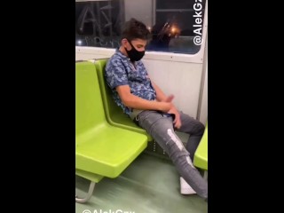 Chico masturbandose en el metro