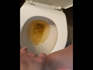 Messy Pee Splashing Everywhere