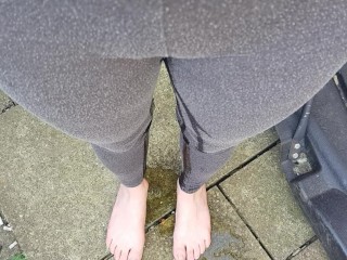 Outdoor pissing in leggings