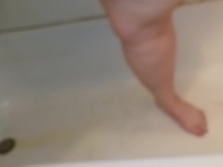 Chubby wife's quick pee in the tub