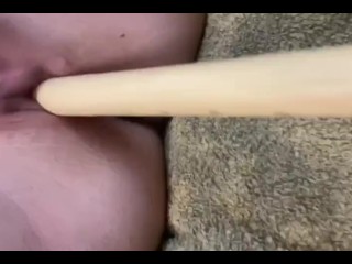 Guarra se masturba con una flauta