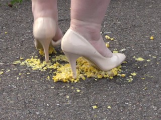 Crush-fetish. Thick legs in heels crushed the corn mercilessly.