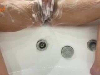 Sexy girl shave pussy in the shower