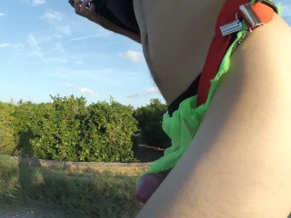 Mi tanga se rompe mientras corro y me pilla un ciclista desnudo