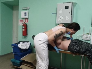 Медсестра помогает донору сдать сперму в подсобке.