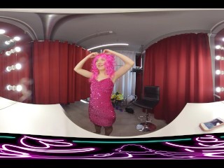 Крутая девушка одевается, как розовая принцесса, за сценой
