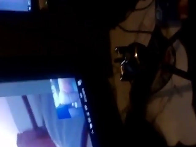 un amigo se masturba mientras me cogen en skype
