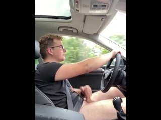 20 Jahre Süßer deutscher Twink Junge wichst beim auto Fahren und kommt
