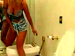 Hot Blonde Orgasmus On Toilet